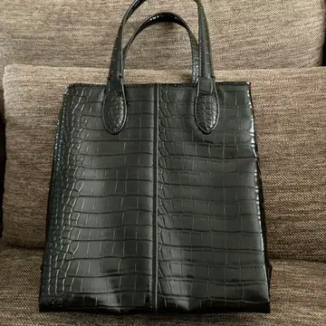 ZARA 블랙 에나멜 백