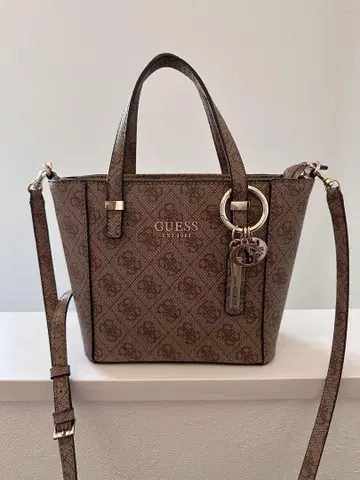 GUESS 로고 브라운 숄더백