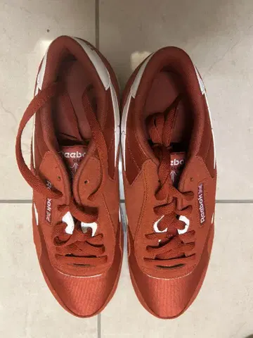 Reebok 레드 로우컷 스니커즈
