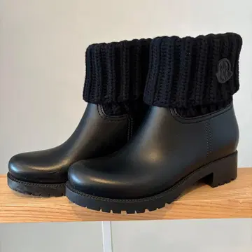 새상품급 Moncler 블랙 숏부츠 (박스 포함)