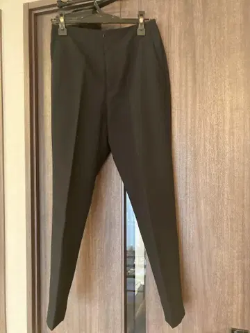 새상품급 INED 슬림 레그 테이퍼드 팬츠 블랙