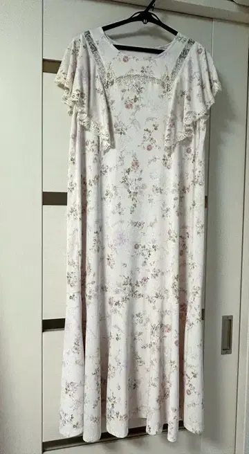 사에라 히스크로네 원피스