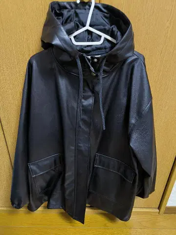 후드 부착 블랙 자켓