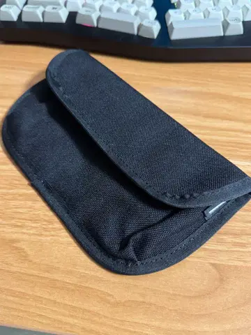 BLUE LUG phone pouch (black)