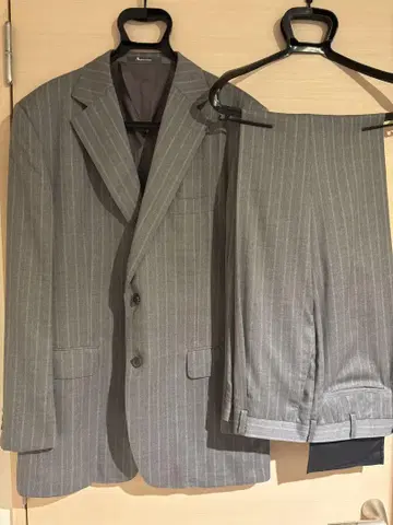 아쿠아스큐텀 그레이 스트라이프 비즈니스 정장
