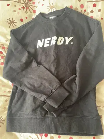 NERDY 로고 블랙 맨투맨
