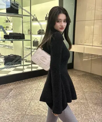 Bibiy. LISA PEPURAMU KNIT 비비 페플럼 니트