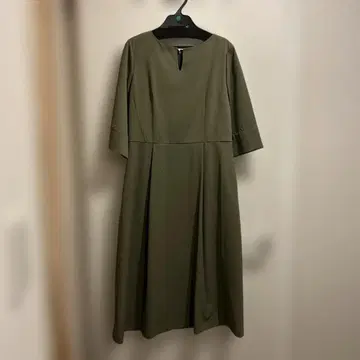 로페피크닉 올리브 그린 7부 소매 A라인 원피스