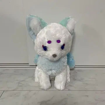 화이트와 스카이블루 봉제 인형