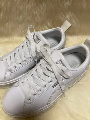 PUMA 화이트 스니커즈