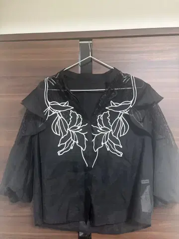 LILY BROWN 블랙 자수 셔츠