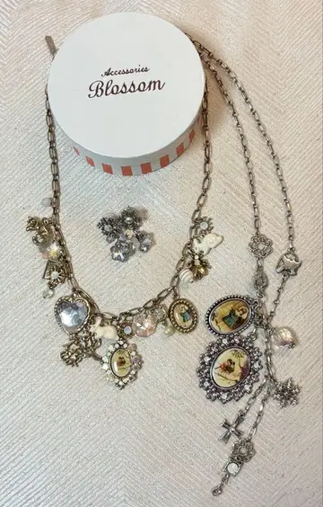 새상품급 액세서리 브라썸 목걸이, 귀걸이 묶음 판매