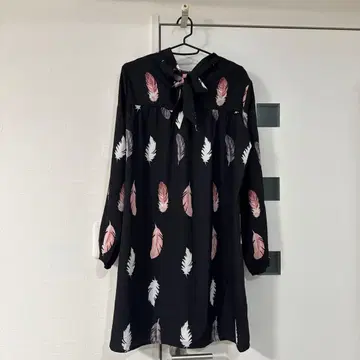 미사용 원피스 블랙 원피스 긴팔 원피스 깃털 무늬 후드 부착 긴팔 드레스