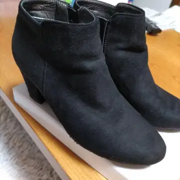 블랙 스웨이드 숏부츠 힐 8cm