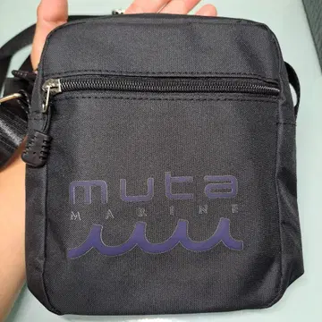 muta marine 블랙 숄더백