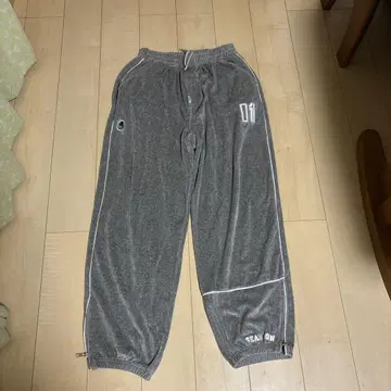그레이 조거 팬츠 지퍼 포켓 부착