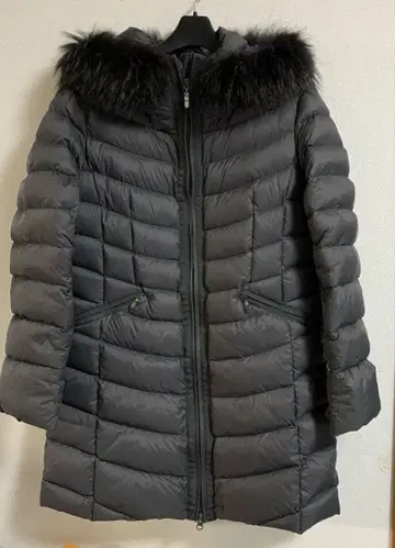 개인 매장에서 구매한 다운 코트