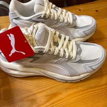 Puma 화이트/그레이 스니커즈