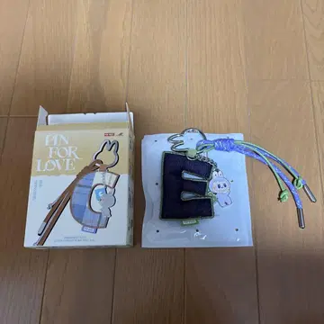 POP MART PIN FOR LOVE 레터 펜던트 E
