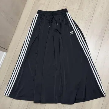 adidas 새틴 플레어 롱 스커트 블랙 M 사이즈