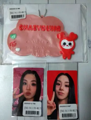 CHAEYOUNG 키링과 포토 카드 세트