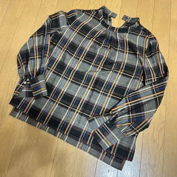 하이넥 체크 개더 블라우스