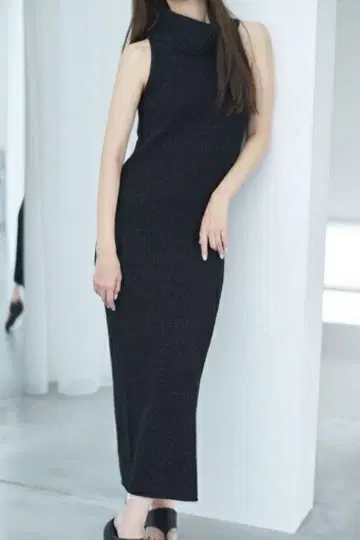 FRAY ID 홀터넥 라메 니트 원피스