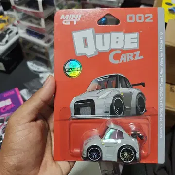 MINI GT QUBE CARZ Nissan GT-R R35 CHASE