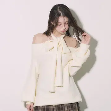 오프숄더 리본 포함 니트