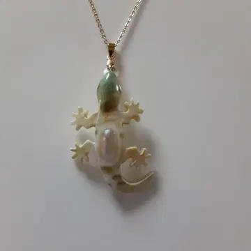 야광 조개 도마뱀 펜던트.
