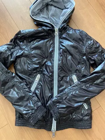 Duvetica 후드 부착 블랙 자켓 38