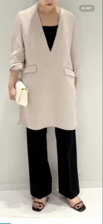 베이지 V넥 포켓 부착 상의
