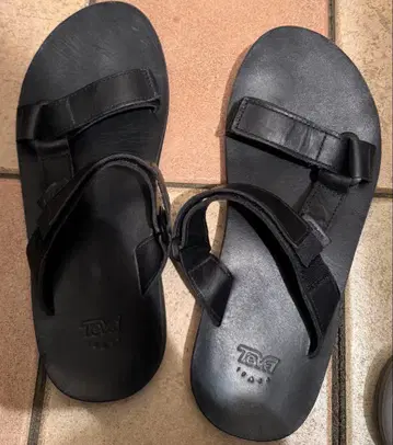 Teva 블랙 샌들