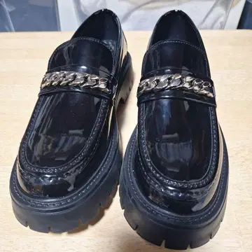 미사용 새상품 한국 스타일 블랙 에나멜 체인 로퍼