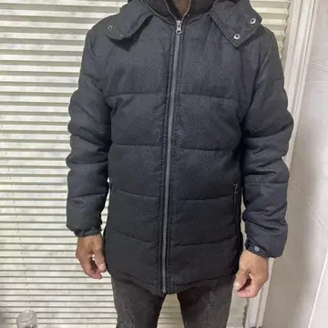 다크 그레이 후드 부착 다운 자켓