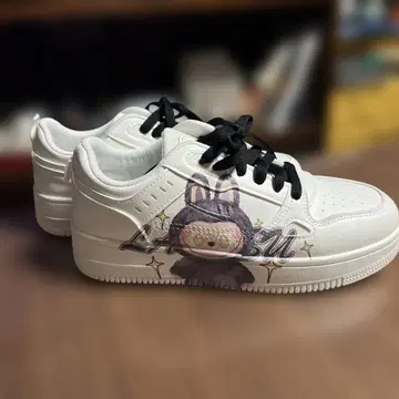 러브부의 시크릿 스니커즈