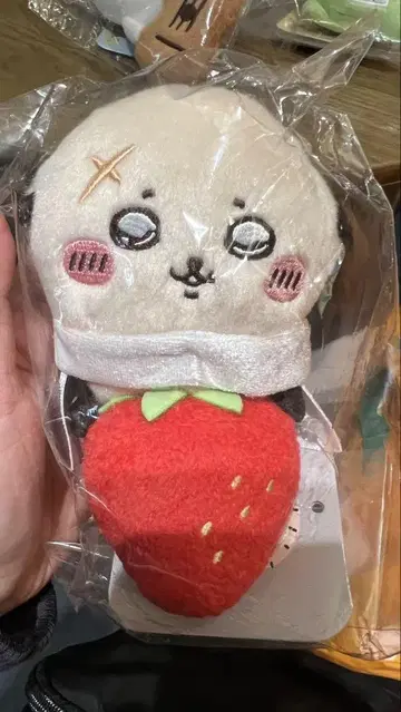 치이카와 (먼작귀) 데스크탑에서 지켜보는 딸기 든 랏코 봉제 인형
