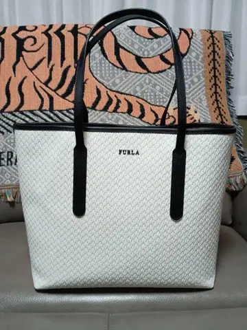 FURLA 뜨개질 토트백 화이트/블랙