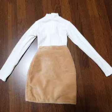 돌피드림용 아이보리 터틀넥과 베이지 스커트