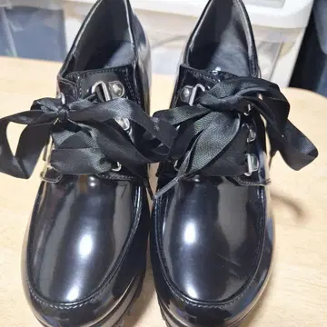 미사용 새상품 통굽 블랙 에나멜 리본 포함 하이힐