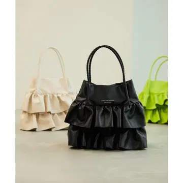 프릴 디자인 블랙 핸드백
