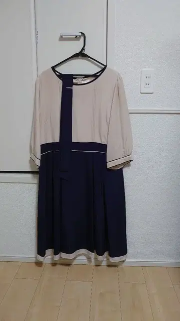 베이지 네이비 A라인 원피스