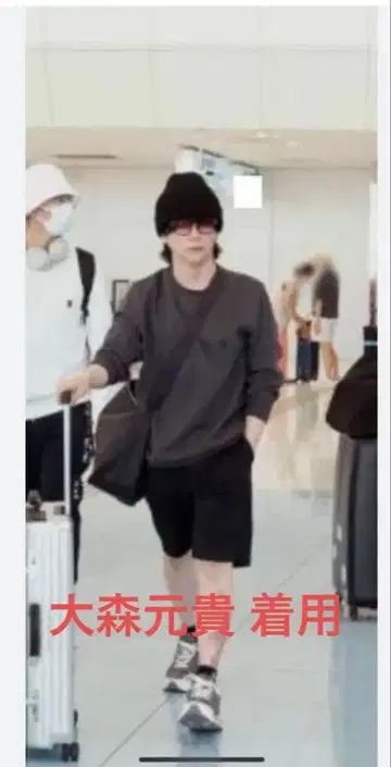 오오모리 모토키 착용 타미힐피거 로고 트레이닝복