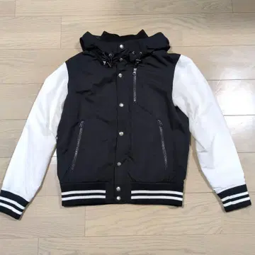 BEAMS HEART 후드 부착 바시티 자켓
