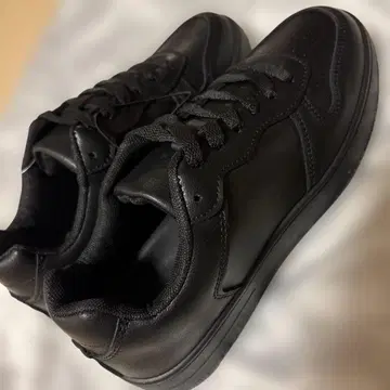 블랙 스니커즈