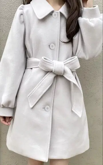라이트 그레이 버튼 달린 롱 코트