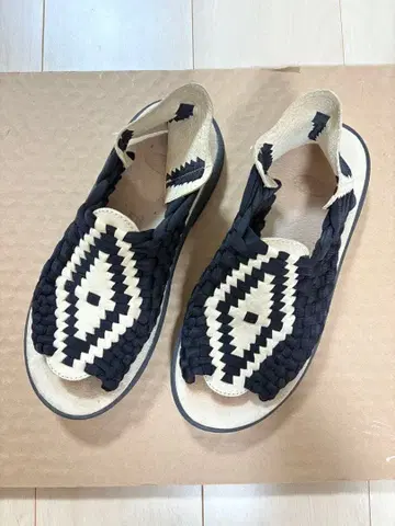 다이아몬드 패턴 샌들 블랙과 화이트