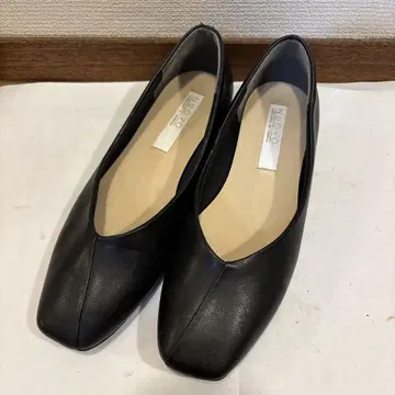 블랙 스퀘어토 플랫슈즈