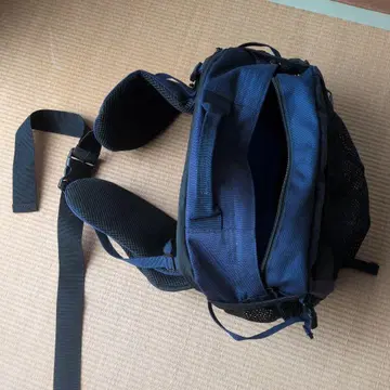 네이비 바디백 메쉬와 나일론 소재