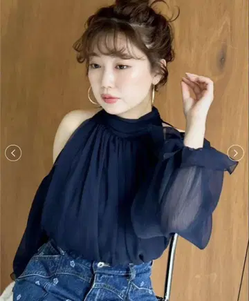 릴리 브라운 드레이프 보타이 쉬폰 블라우스